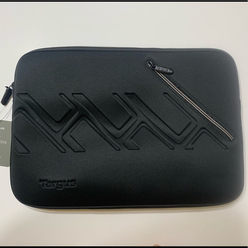 NWT! Targus TRAX laptop sleeve, fits up to 15.6”